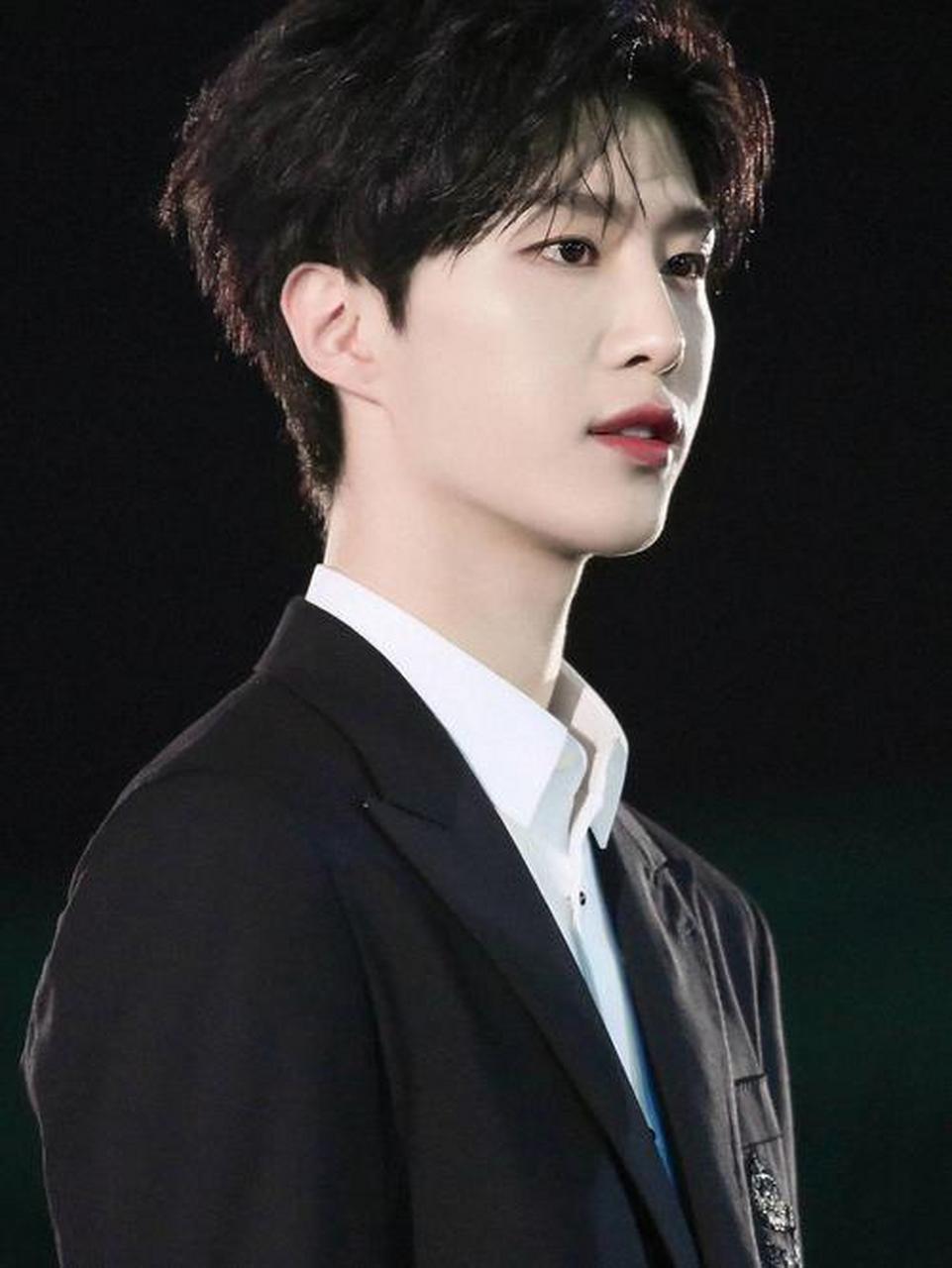 范丞丞虽然是个爱豆,但说唱界似乎并没有他的名字.