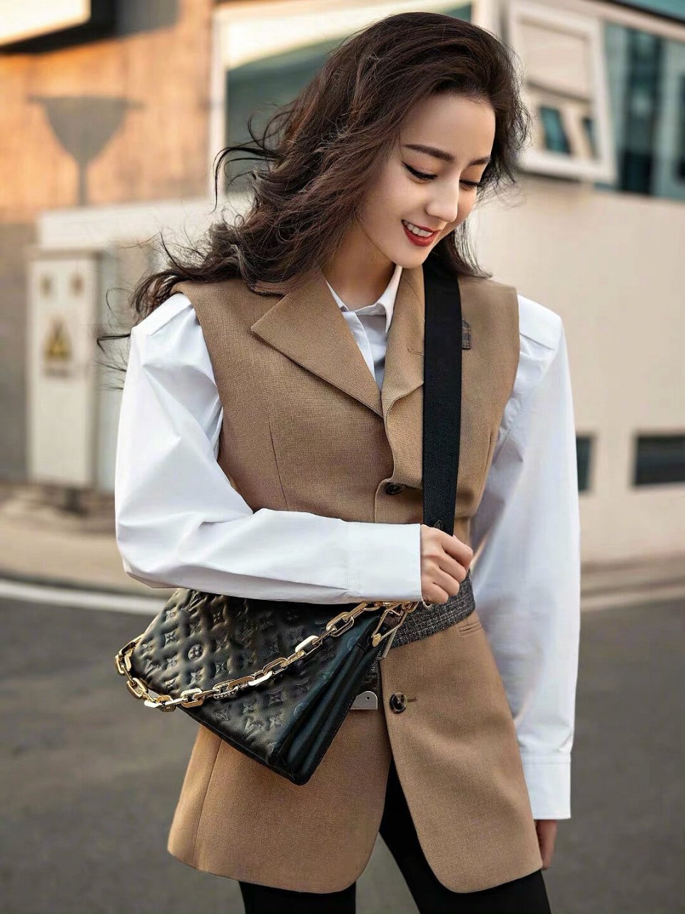 与刘亦菲演绎新包  lv 官宣迪丽热巴成为品牌大使,同时代言人刘亦菲也