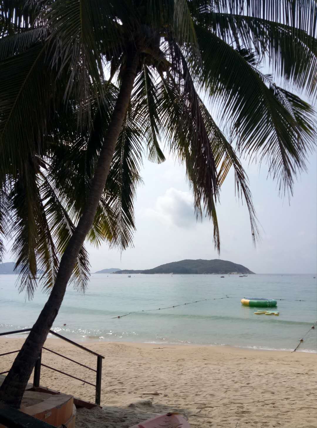 天下第一湾 海南三亚的亚龙湾热带海滨风景区,有着"天下第一湾"的美誉