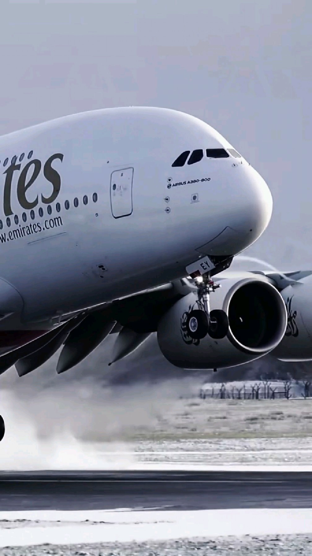 阿联酋a380大飞机在雪后跑道震撼起飞!扶摇直上九万里-度小视