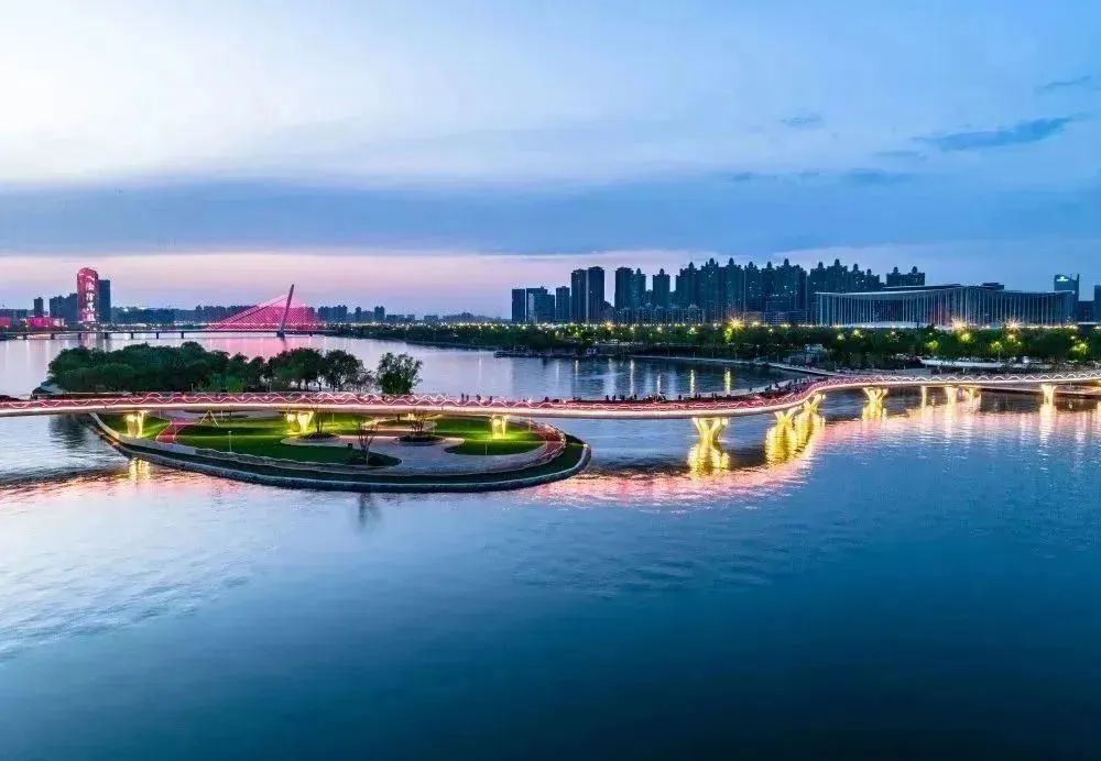 探索西安浐灞国际港:桥与水的交响诗