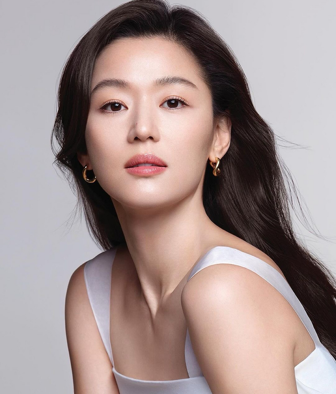韩国女星全智贤凭演技和颜值红遍亚洲,嫁入豪门后依然坚持演艺事业