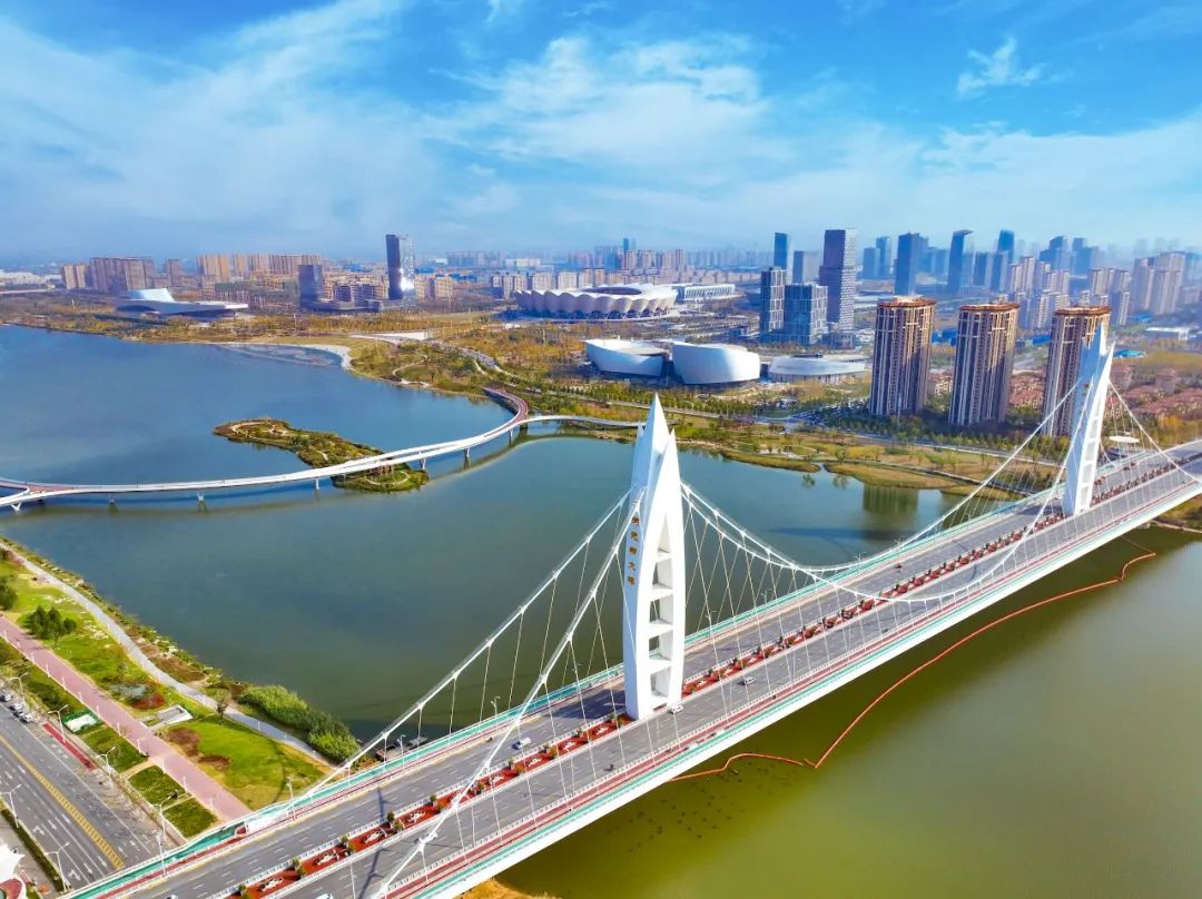 探索西安浐灞国际港:桥与水的交响诗