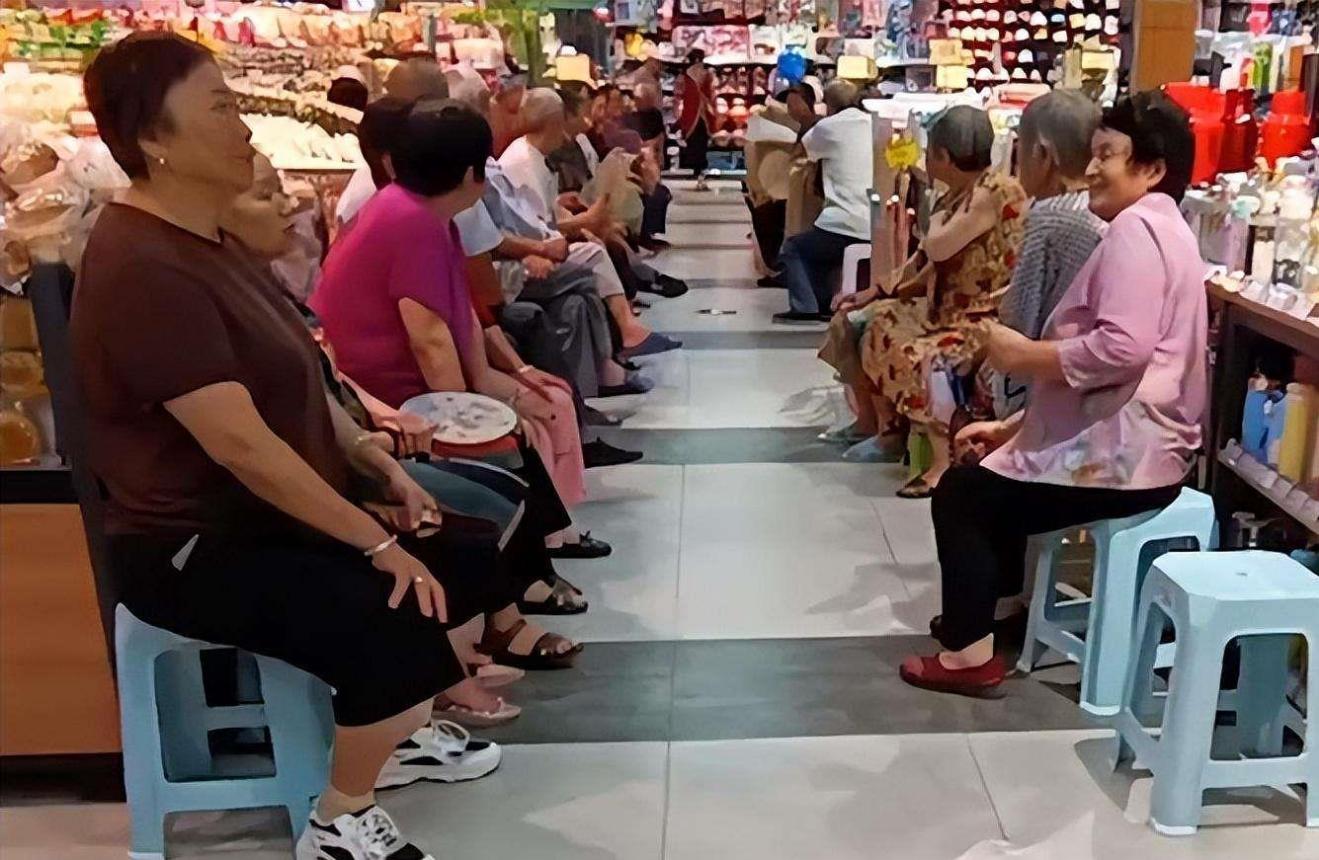 四川南充:大爷大妈组团到超市乘凉,坐过道两侧如"检阅"顾客