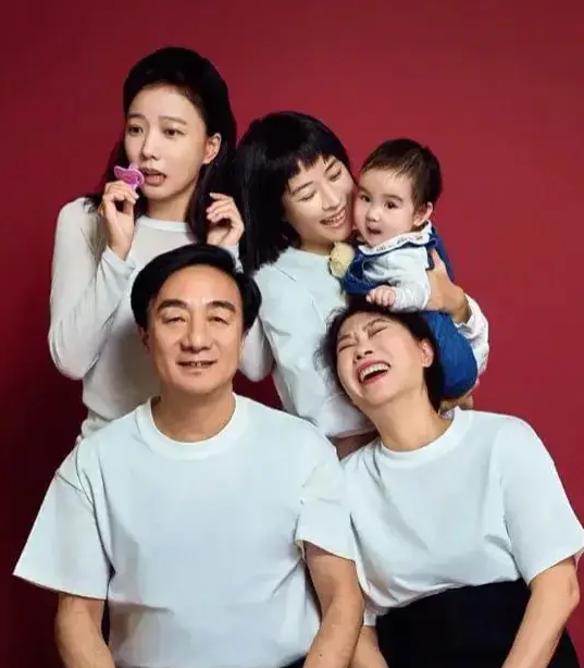 全家福中,王珞丹和她的丈夫以及五个孩子齐齐亮相