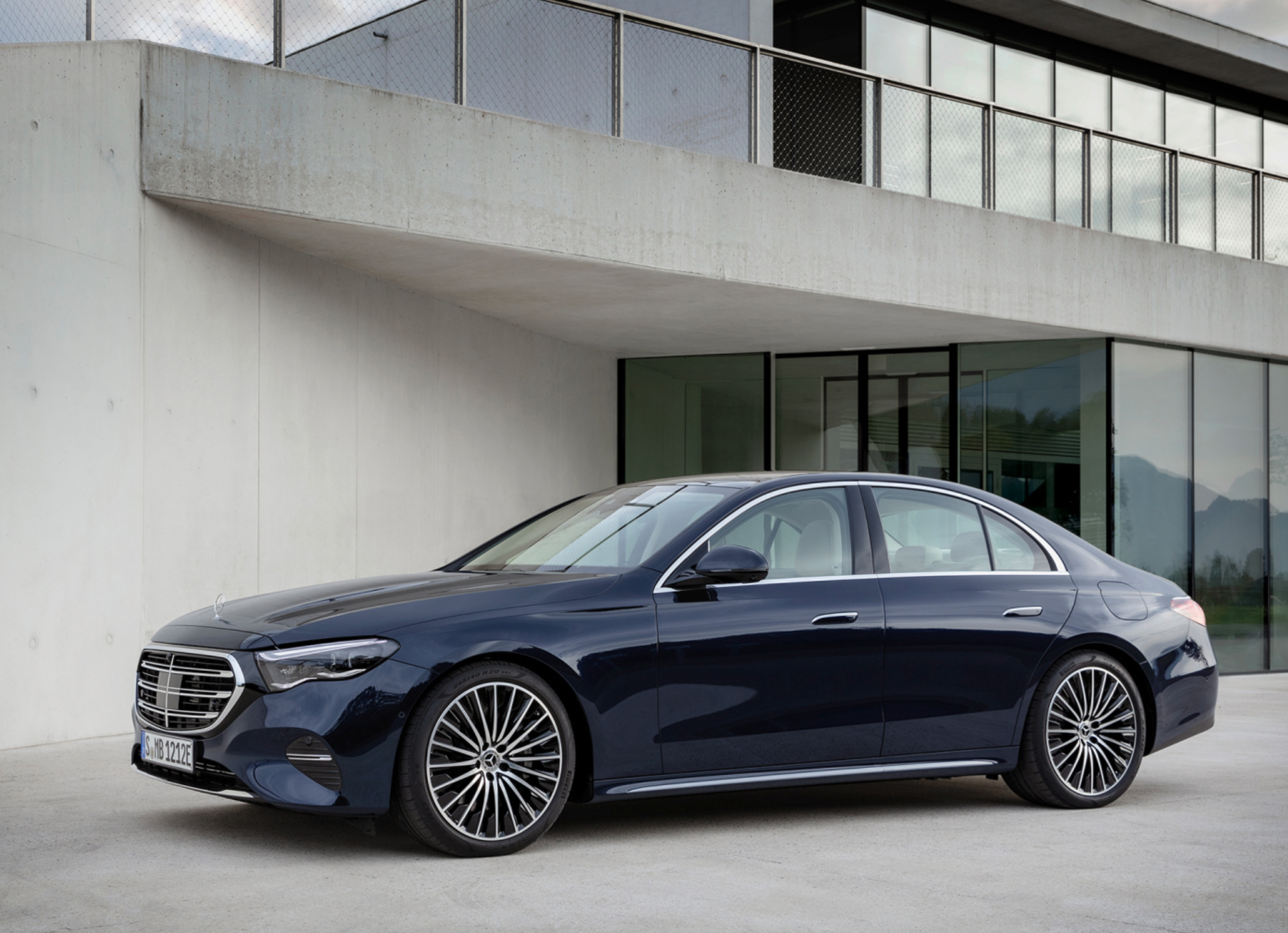 低调的豪华轿车,车长5092mm,轻混动力加持,还有双独立悬架