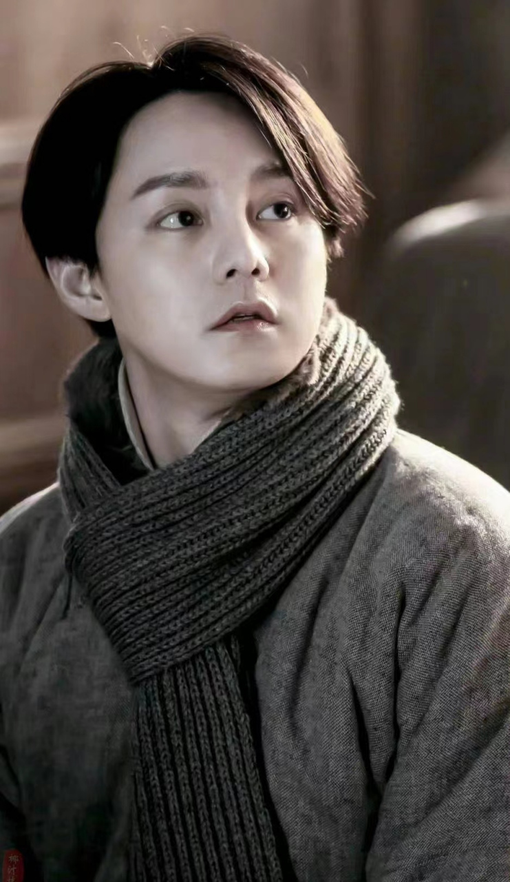 尹正是一位多才多艺的演员,以《夏洛特烦恼》中的袁华一角为人熟知