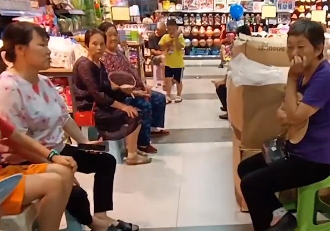 四川南充:大爷大妈组团到超市乘凉,坐过道两侧如"检阅"顾客