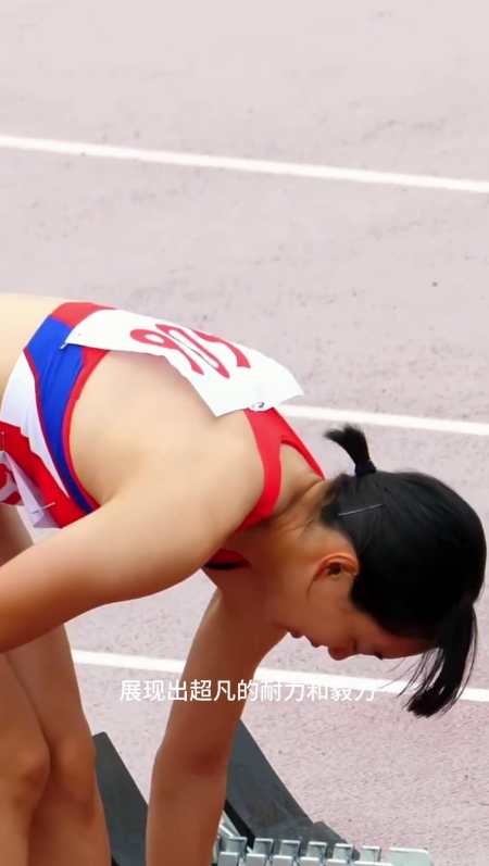 女运动员驰骋田径技艺非凡震全场