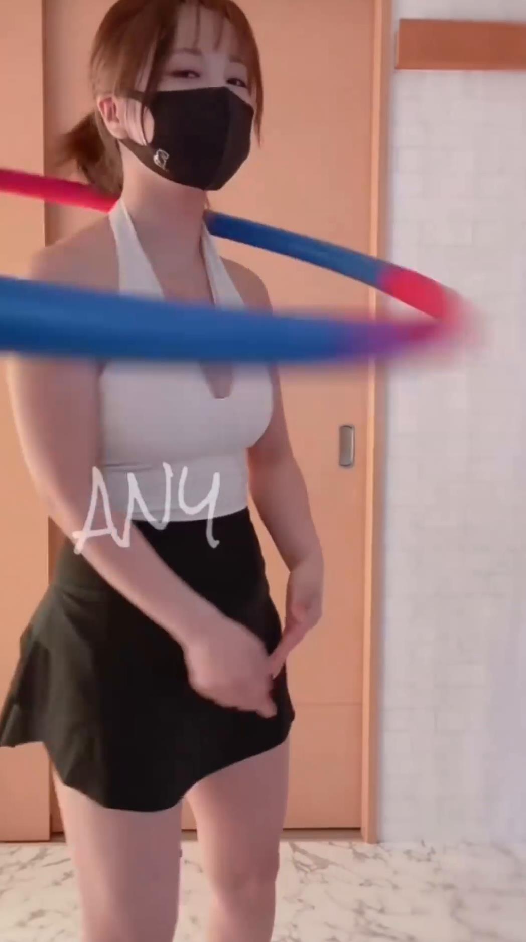 美女通过转呼啦圈减肥,身材太好了