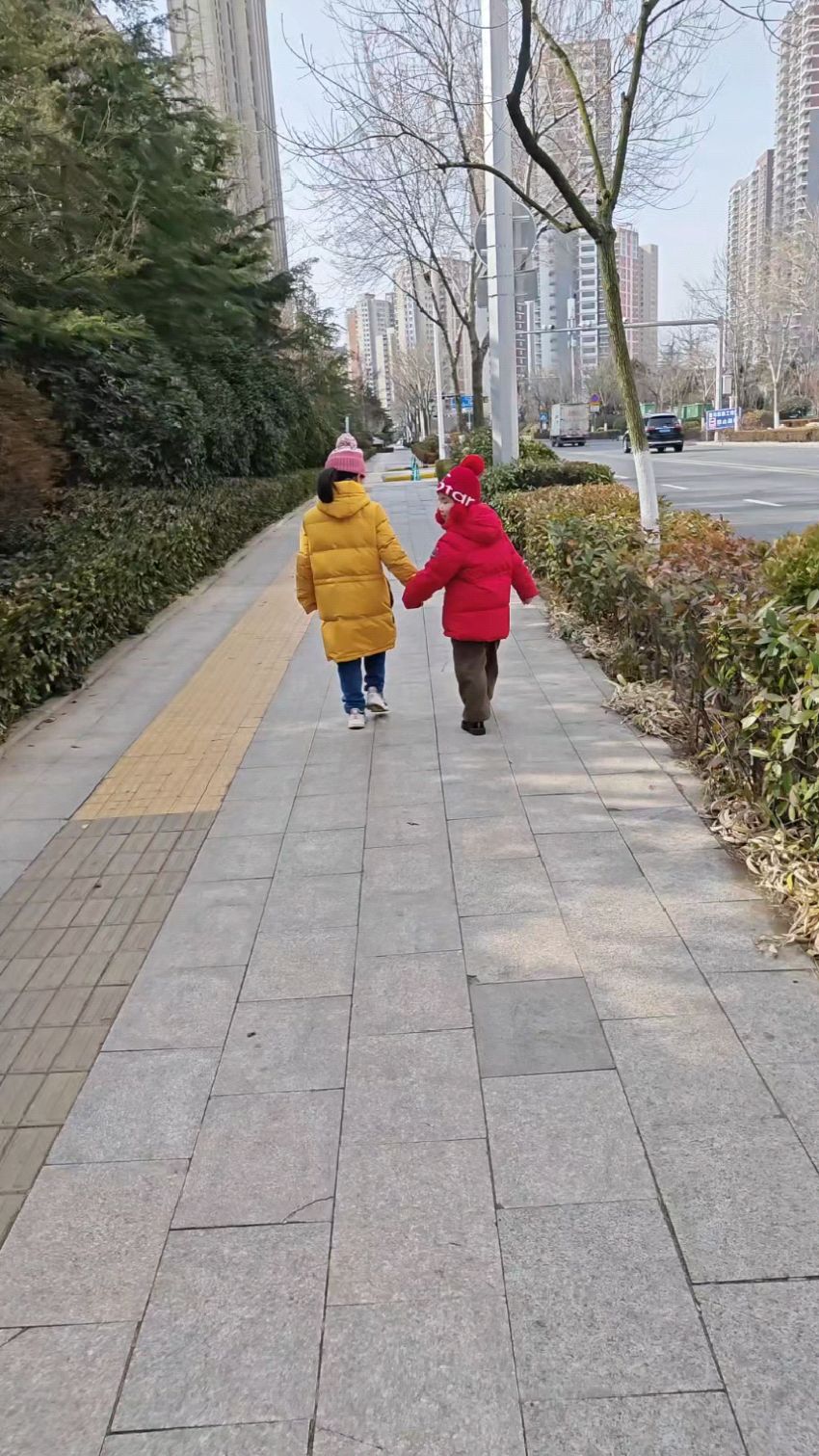 相亲相爱的姐弟俩一起走在路上!