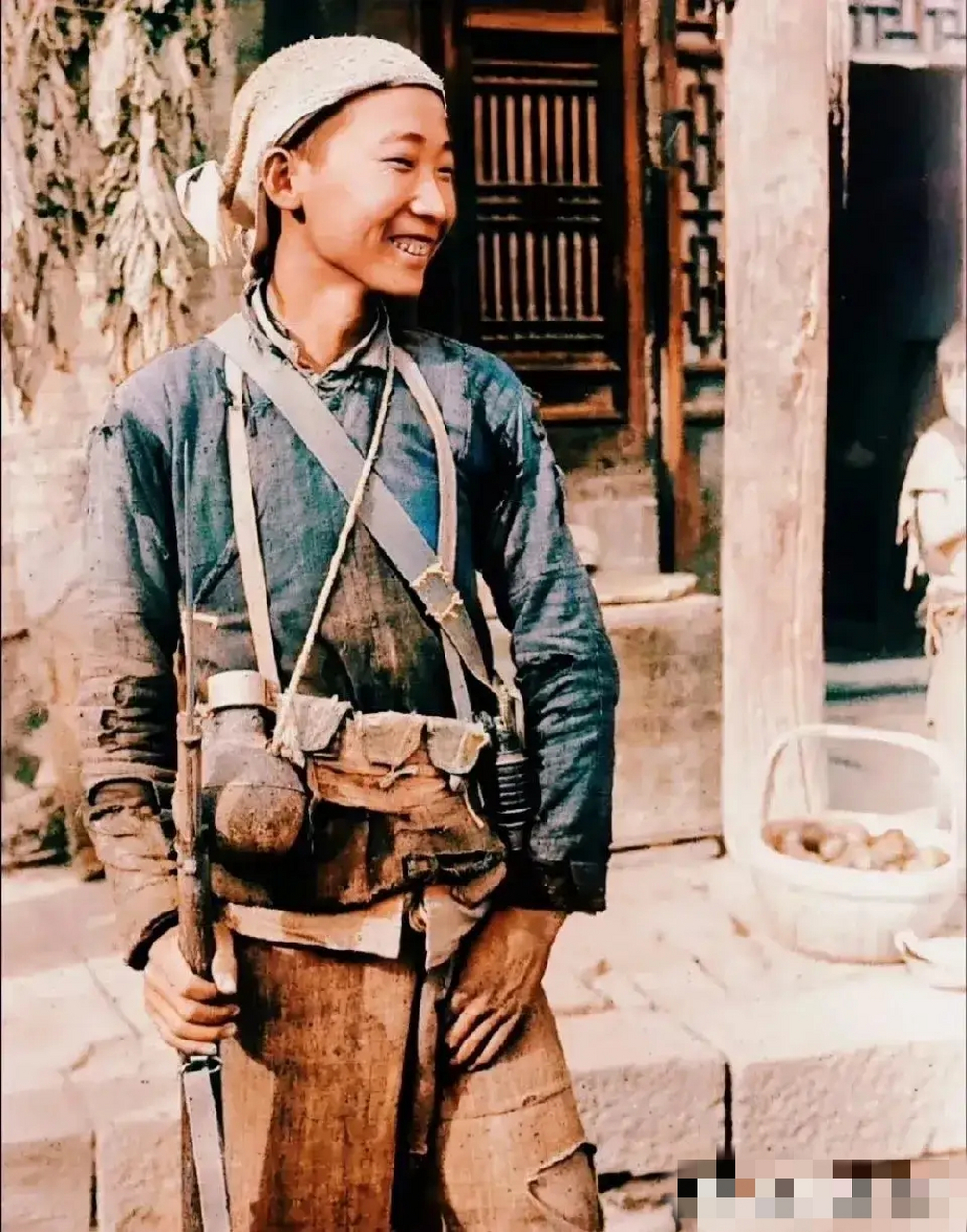 抗战时期,一名游击队战士的真实留影,照片中这名战士穿着破旧的衣服