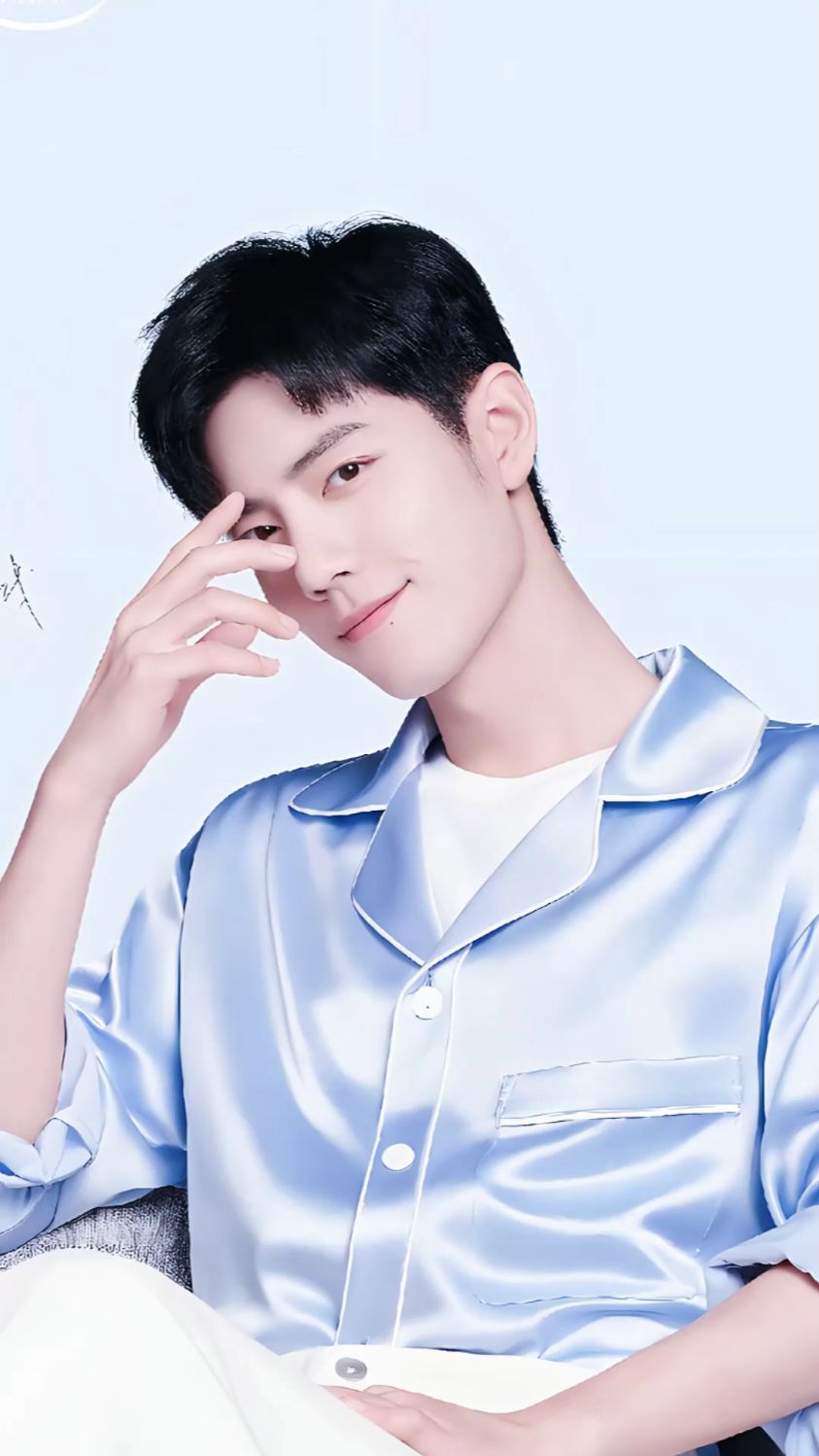 肖战出席活动,不同角度写真,笑容超甜酷