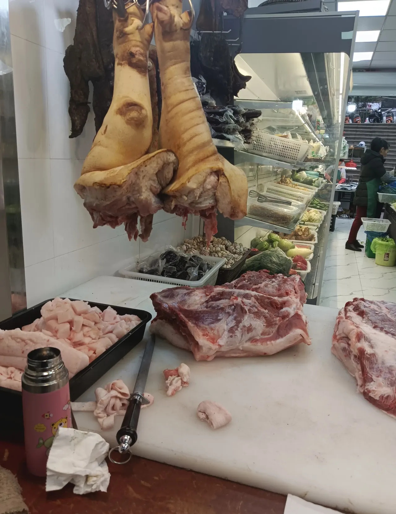 我望了一眼案板上剩下的那些肉心里不由得感到一阵沉重