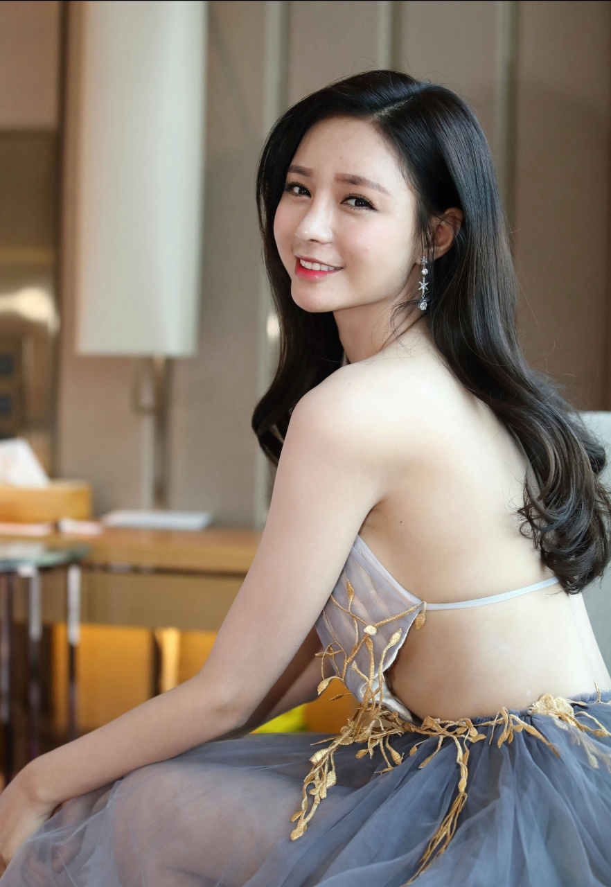 女明星沈梦辰,在巴黎这条礼服被网友笑称是婚纱.