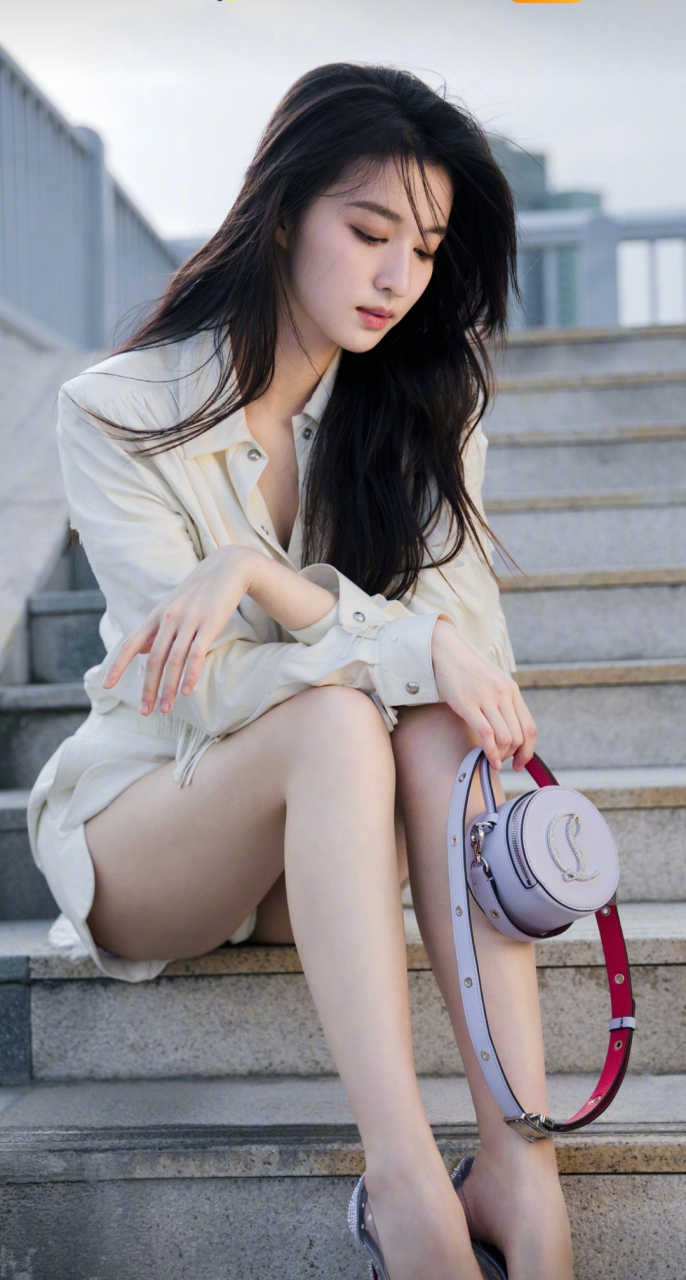 王楚然的脸和腿让手中几万块一个的小圆包黯然试色,除了大美女这三个