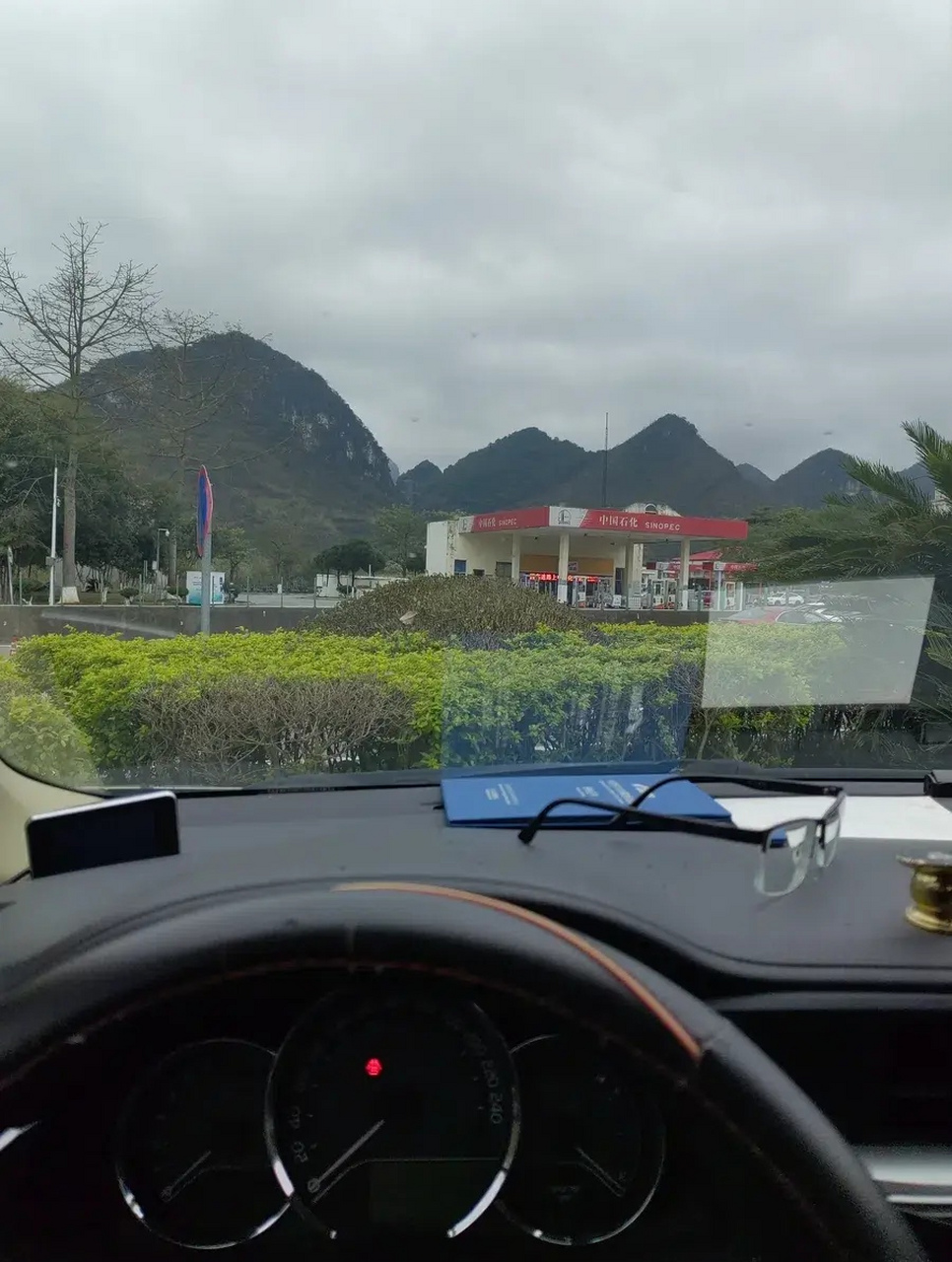 一个人开车回家的心情变化如下,一开始导航显示1500公里,觉得没什么大