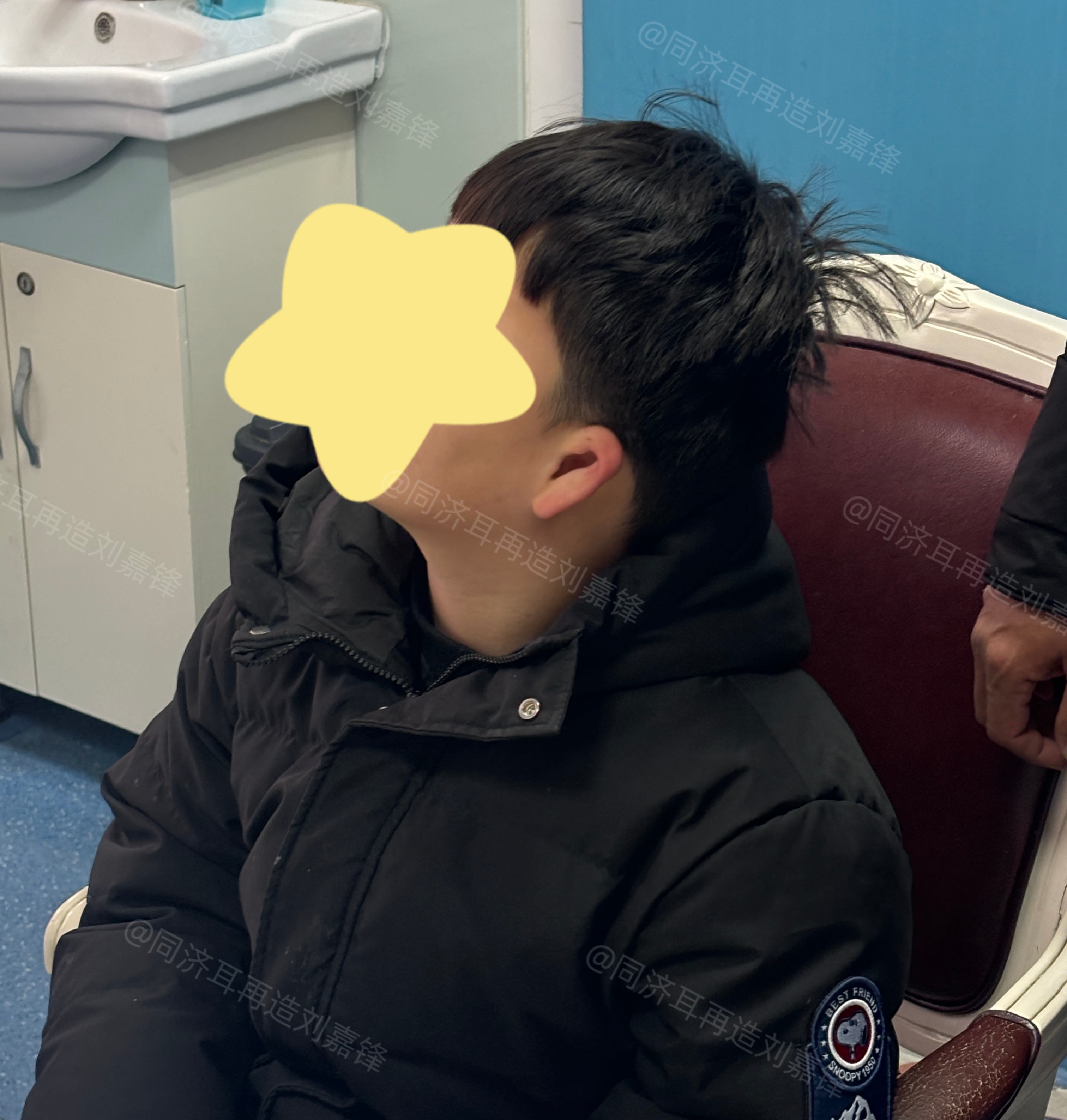 家里三个孩子,老二一出生耳朵就是畸形,生老三的时候妈妈紧张得不得了