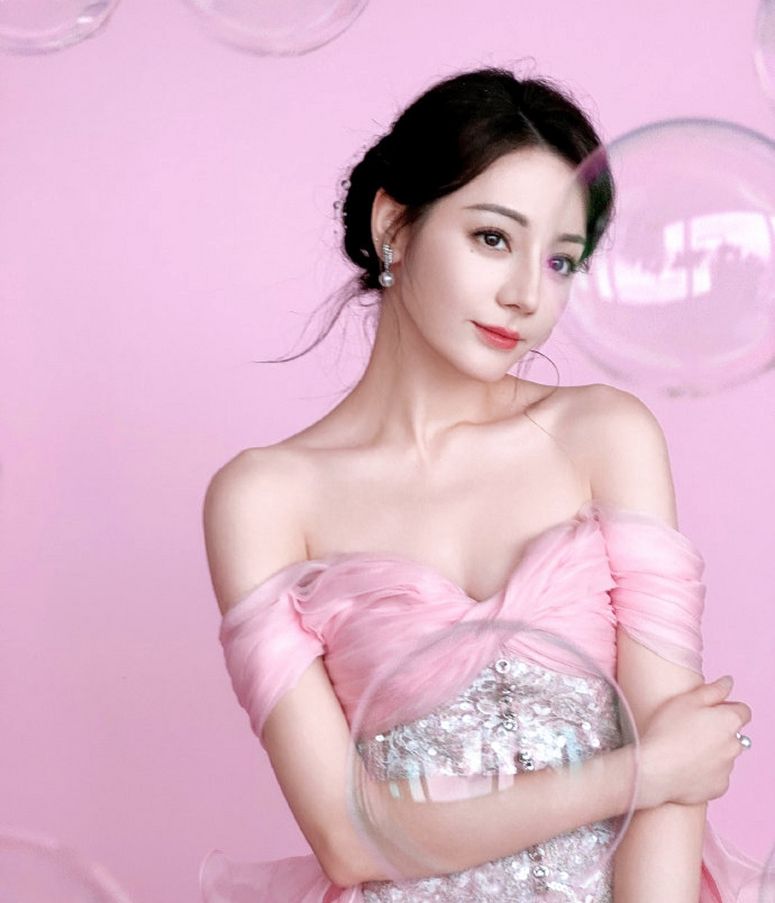 今天的热巴是水蜜桃味的公举,真是美的冒泡泡 #迪丽热巴元气桃桃妆
