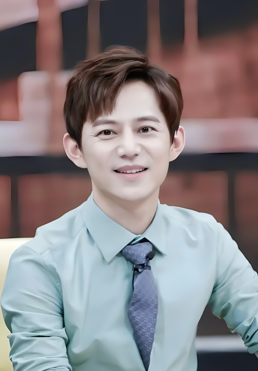 语大学任教时期的何炅,发型很有年代特色,放现在就是妥妥的小鲜肉一枚