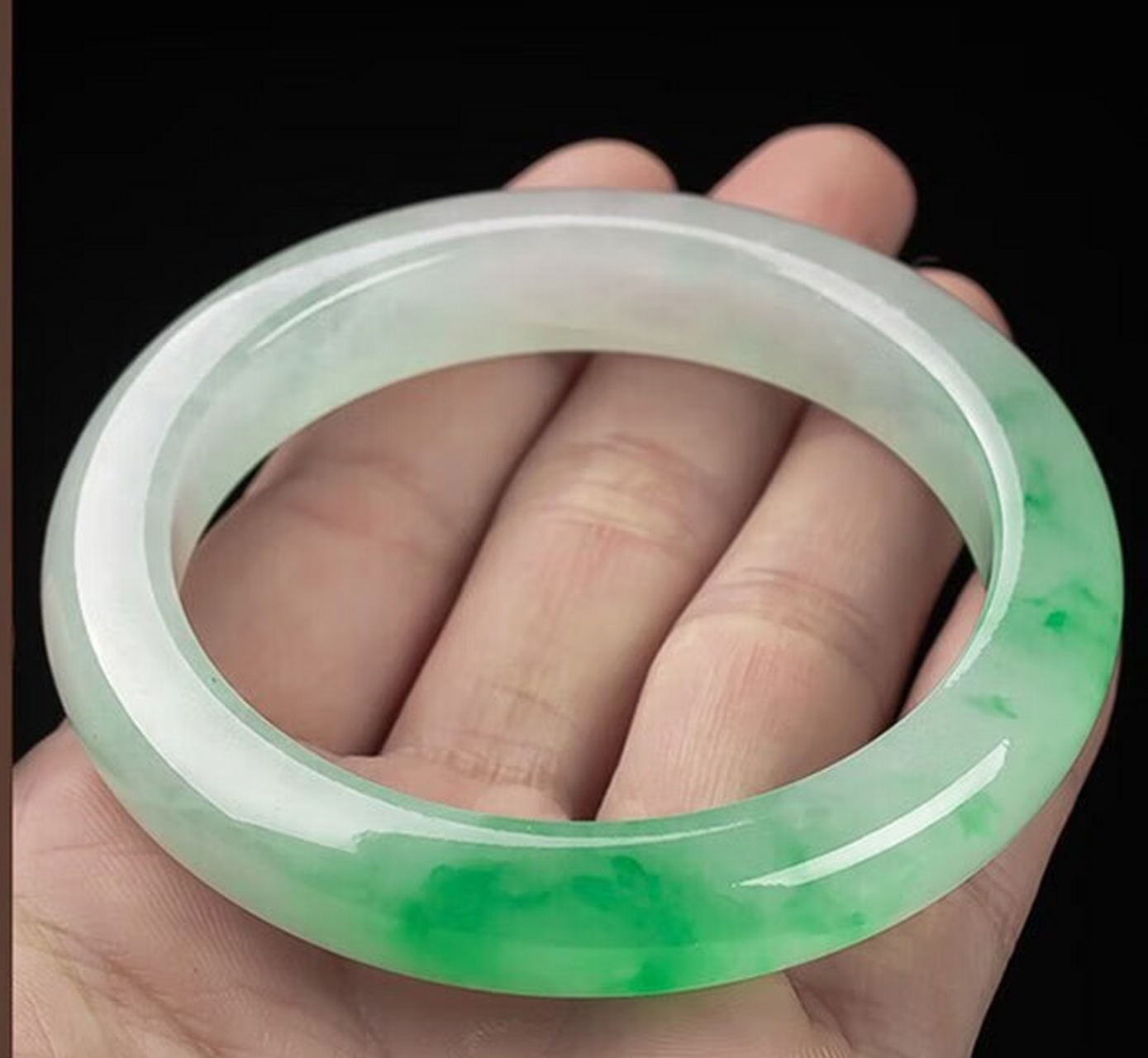 这款石英岩玉镯子,选用天山翠b货,冰透菠菜绿的颜色,给人一种清新脱俗