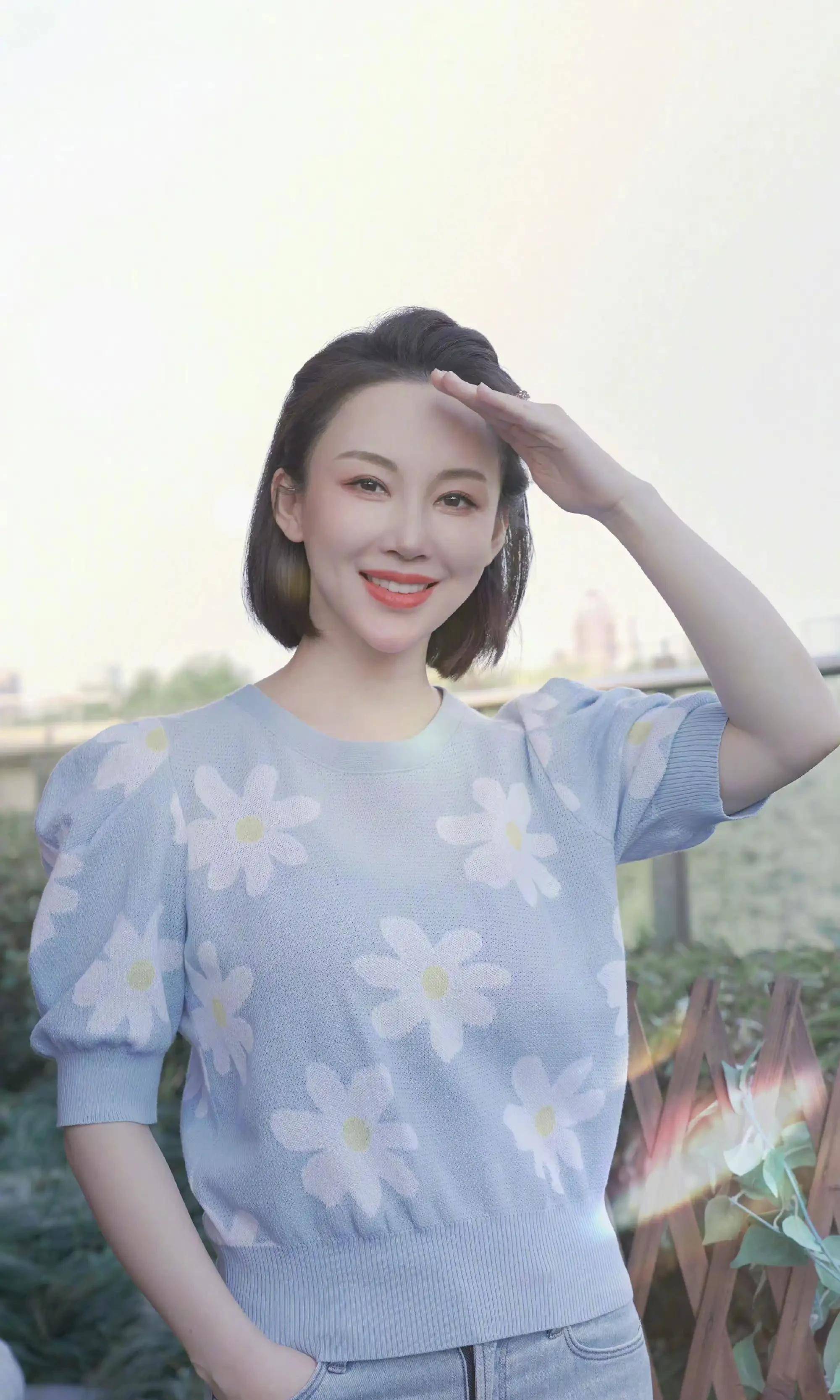 42岁潘晓婷坐拥上亿身家,新恋情似无疾而终,身材火辣依旧迷人