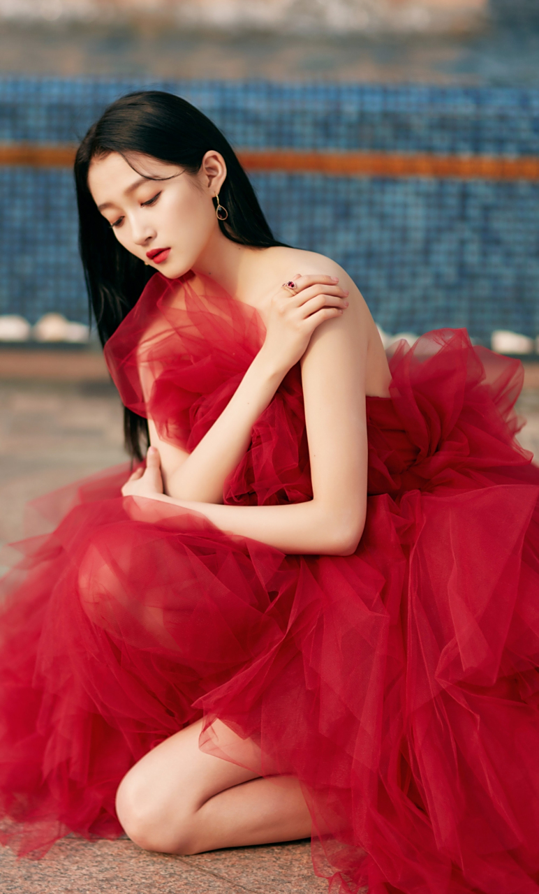 关晓彤一袭红色拖尾红裙,红唇娇艳,惊艳迷离,华美动人!