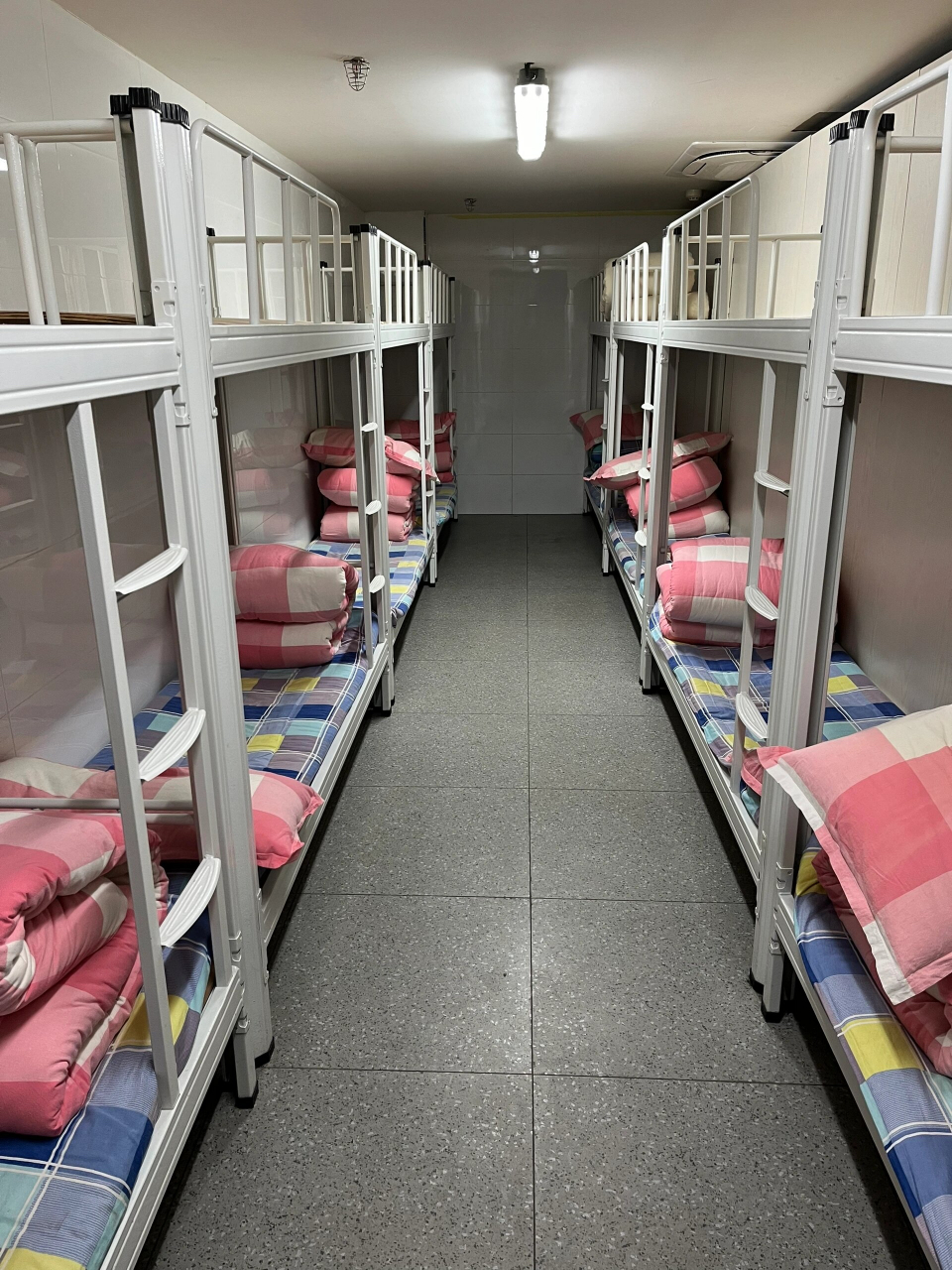 这个员工宿舍虽然住的人有点多,但看起来还挺干净的