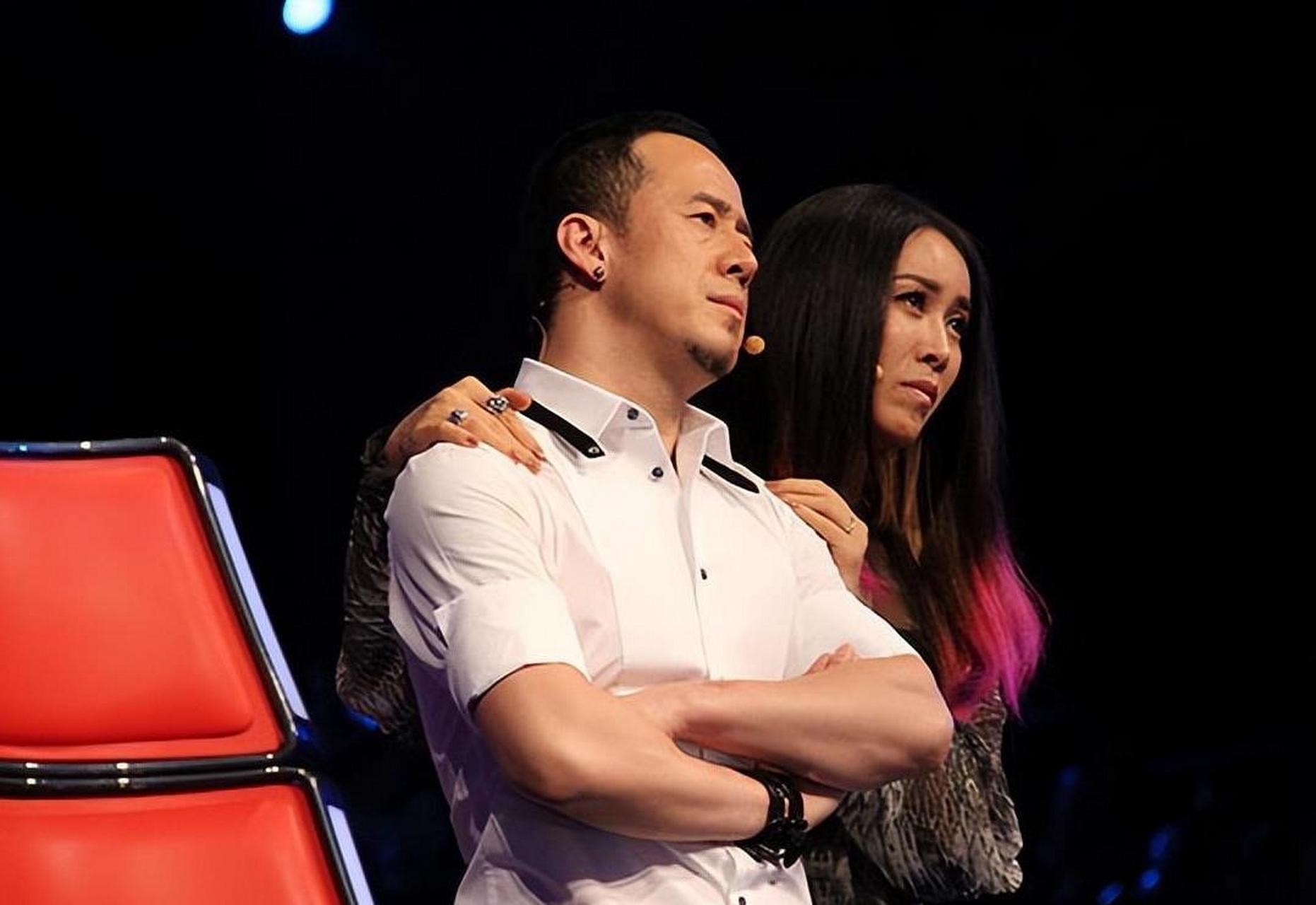 背后的女人白雪默默付出成他成功路上的坚强后盾;然而私生活风波频发