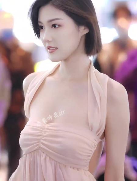 街拍女人味十足的小姐姐妩媚诱人惹人爱看着也太讨喜了