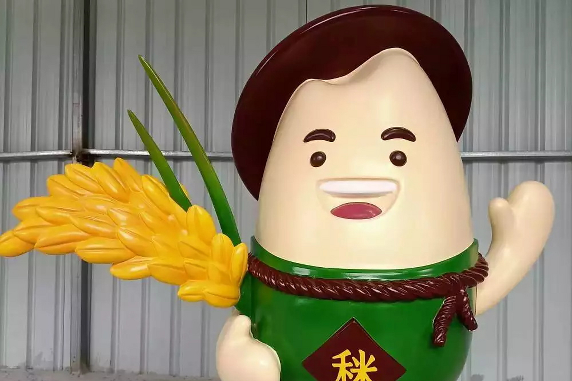 玻璃钢卡通大米粒雕塑是结合雕塑艺术与植物粮食形象的创意艺术,利用