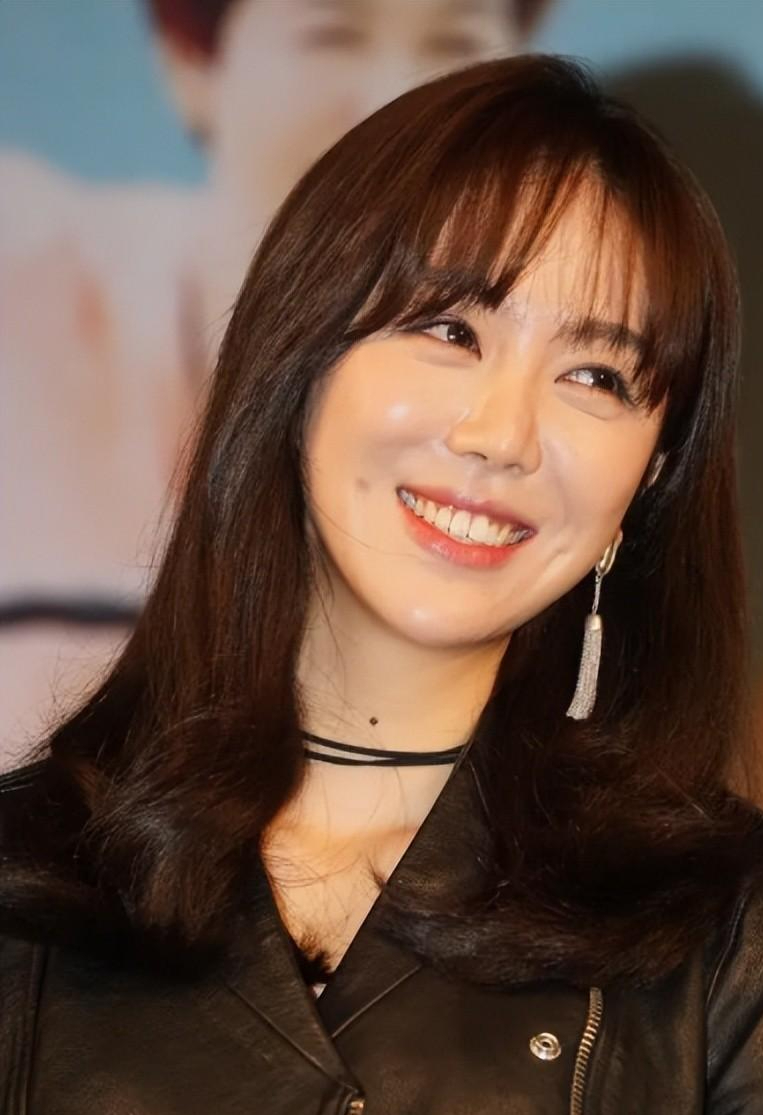 窝囊10年没人理,一朝"渣女"被人知,姜妍终于扬眉吐气了?