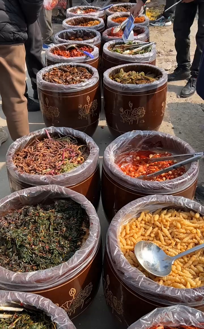 这大缸里腌咸菜,看着就有食欲,再来个馒头,简直是人间美味!