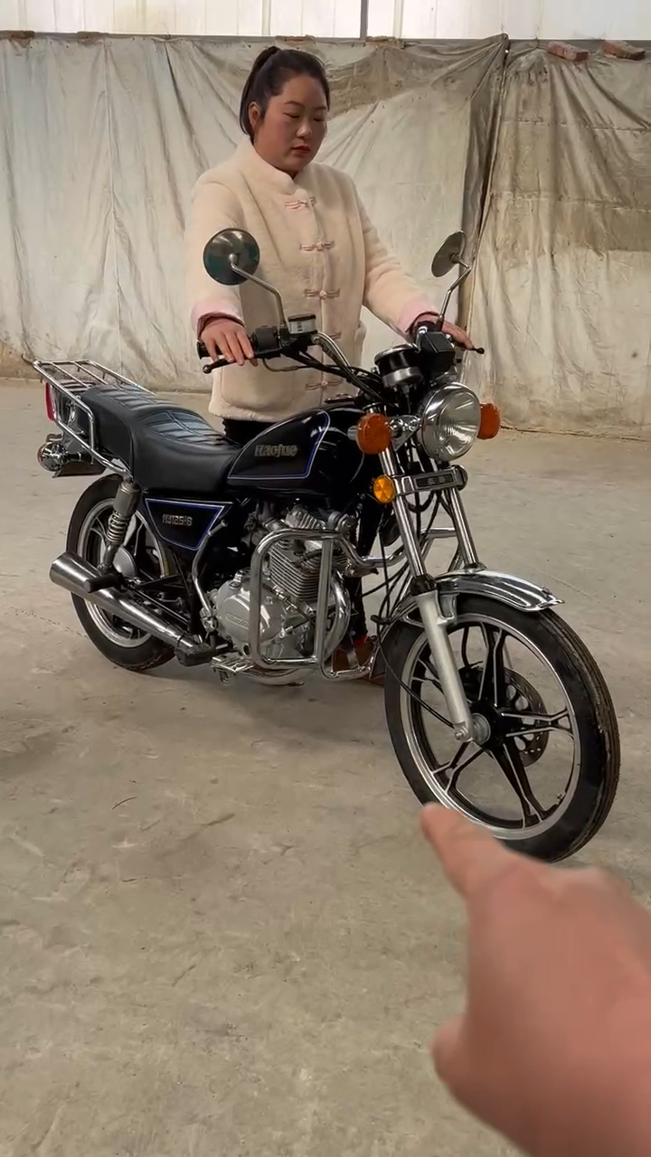 精品豪爵小太子125-8链条机的摩托车