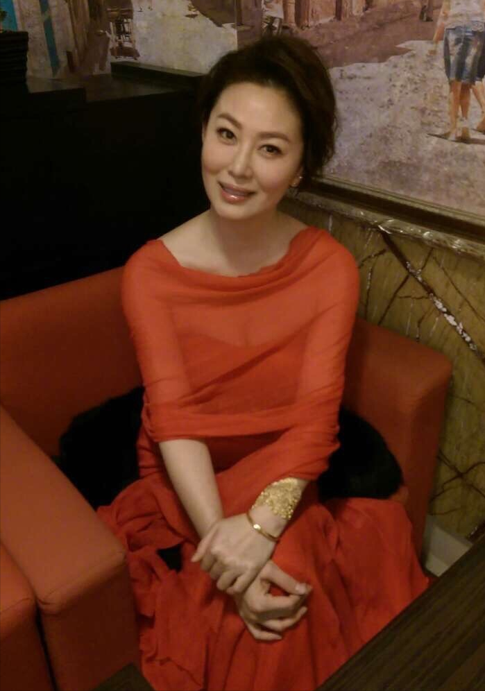 这一年,在好友李强朋友的介绍下,王思懿认识了苏远.