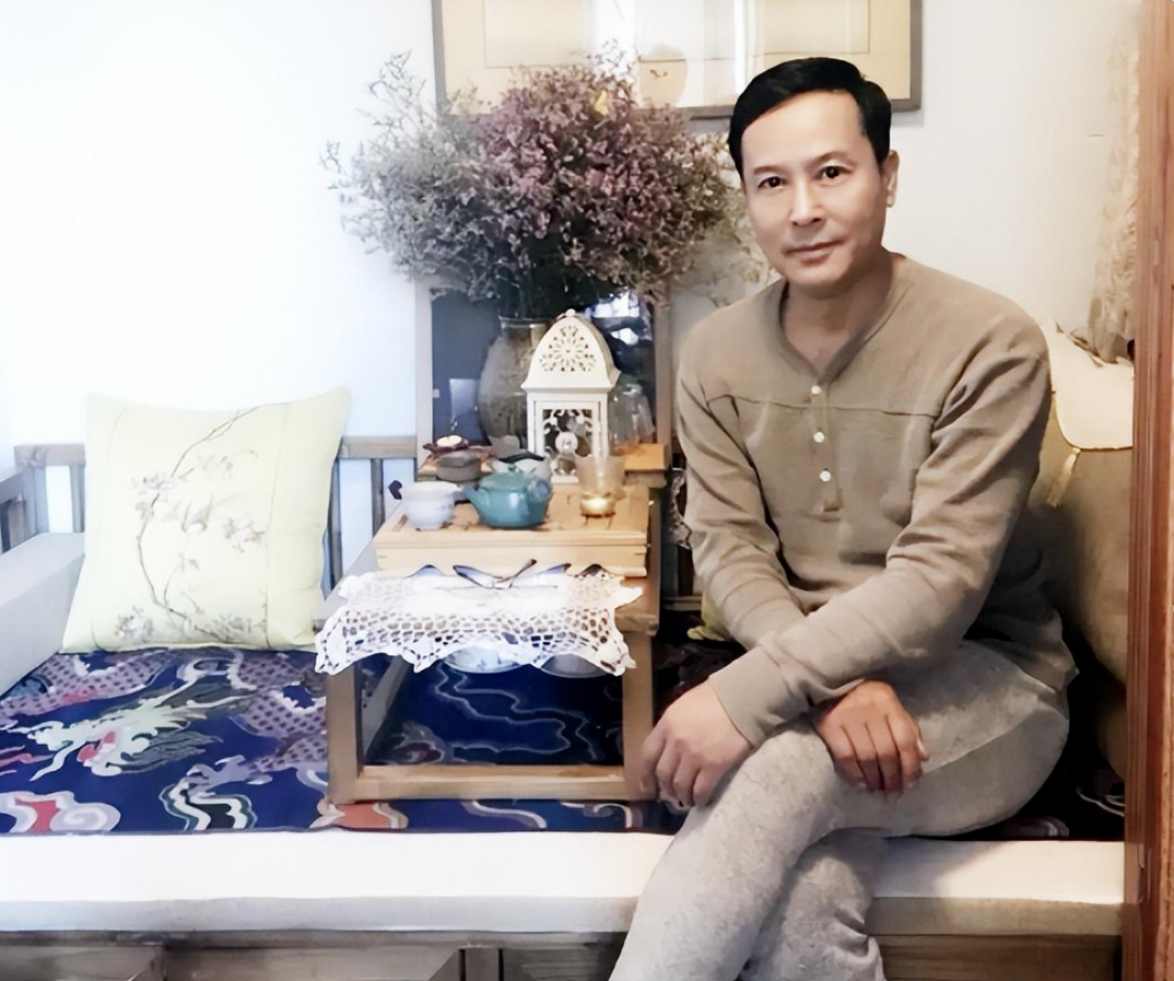 回顾安亚平二婚娶小17岁娇妻父母相继病逝58岁患癌英年早逝