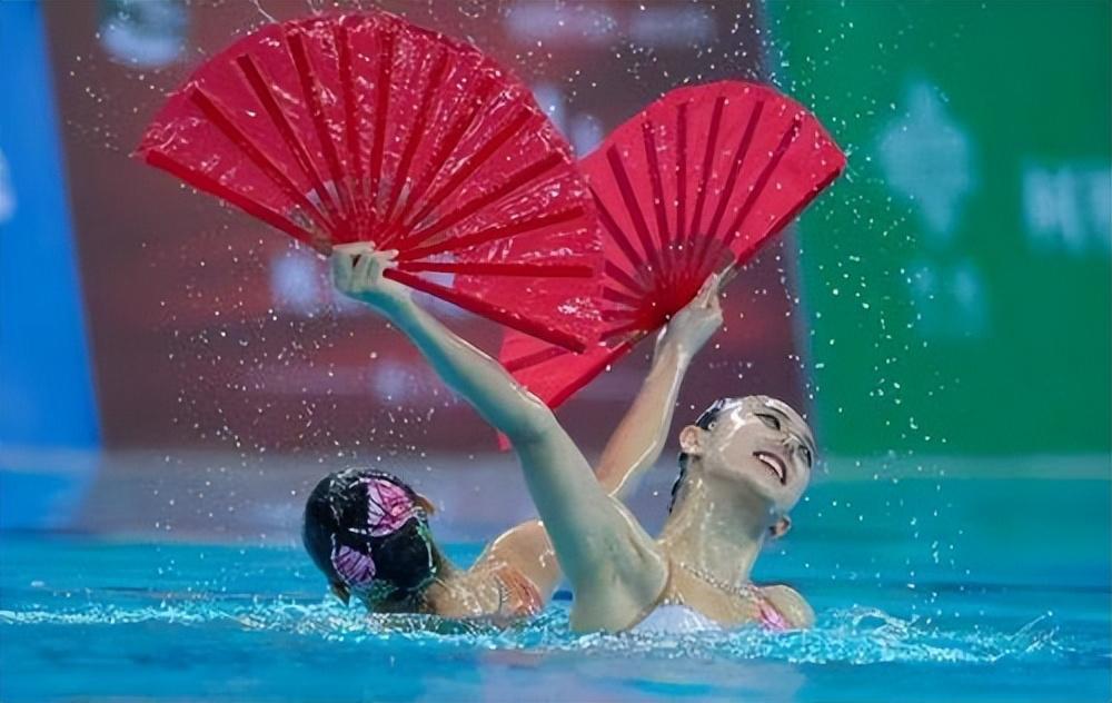 回顾牛莉24岁嫁大7岁圈外富商婚后育有一女现一家三口其乐融融