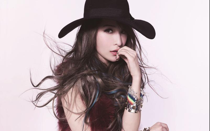 19年换17个男朋友43岁萧亚轩脸尖下巴突网友纵欲过度的代价