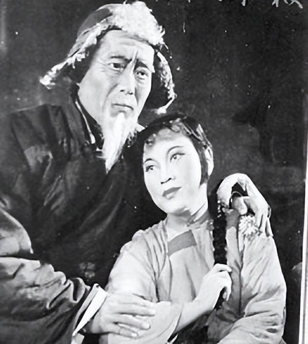 回顾白毛女王昆18岁嫁给初恋恩爱71年风雨相伴背后有心酸有眼泪