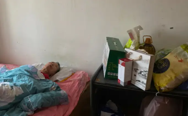 回顾懒人杨锁脚不沾地吃饭靠喂23岁家中饿死事实如何