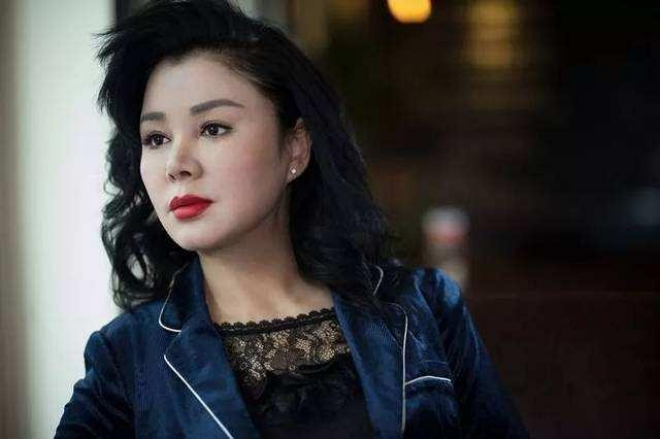 回顾于小慧没出月子被迫离家单亲妈妈35年风光背后有眼泪