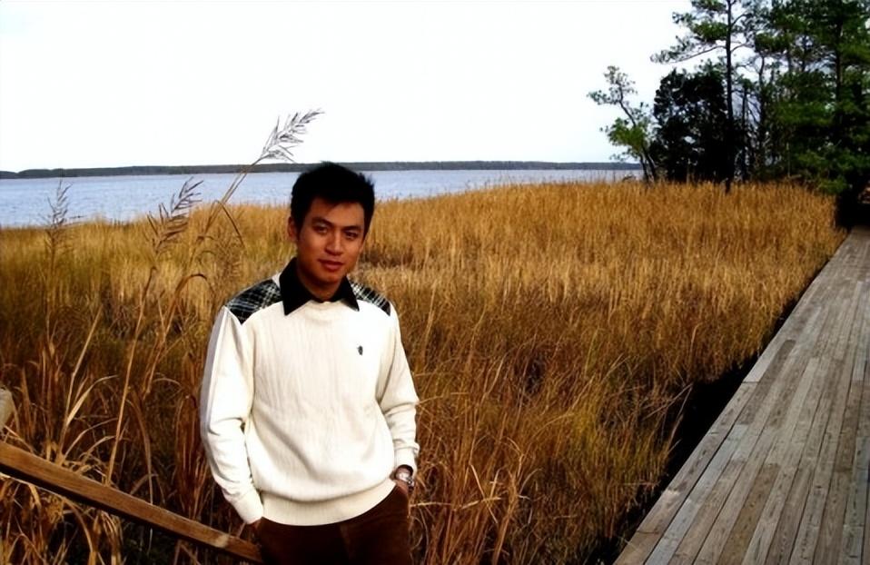 回顾央视主播何岩柯含泪拯救母亲将爱扩散如今未婚也幸福