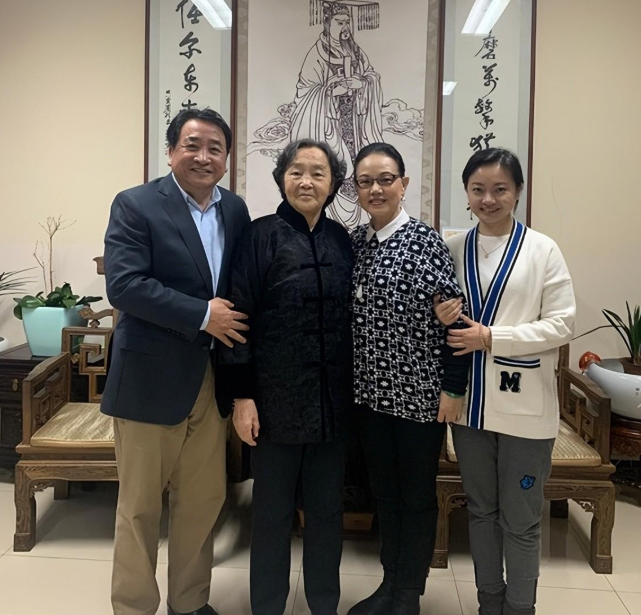 姜昆带着姜河回家还不到一个月时,李静民就提前给姜河打了招呼,说要过