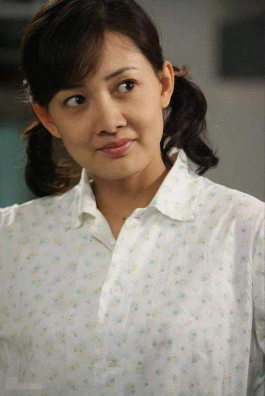 回顾牛莉24岁嫁大7岁圈外富商婚后育有一女现一家三口其乐融融