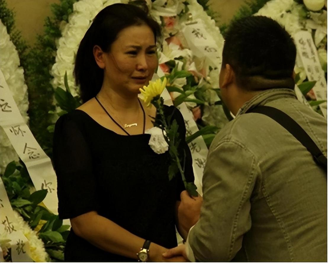 回顾王茜嫁大23岁导演徐庆东丈夫病逝8年她的选择让人泪目