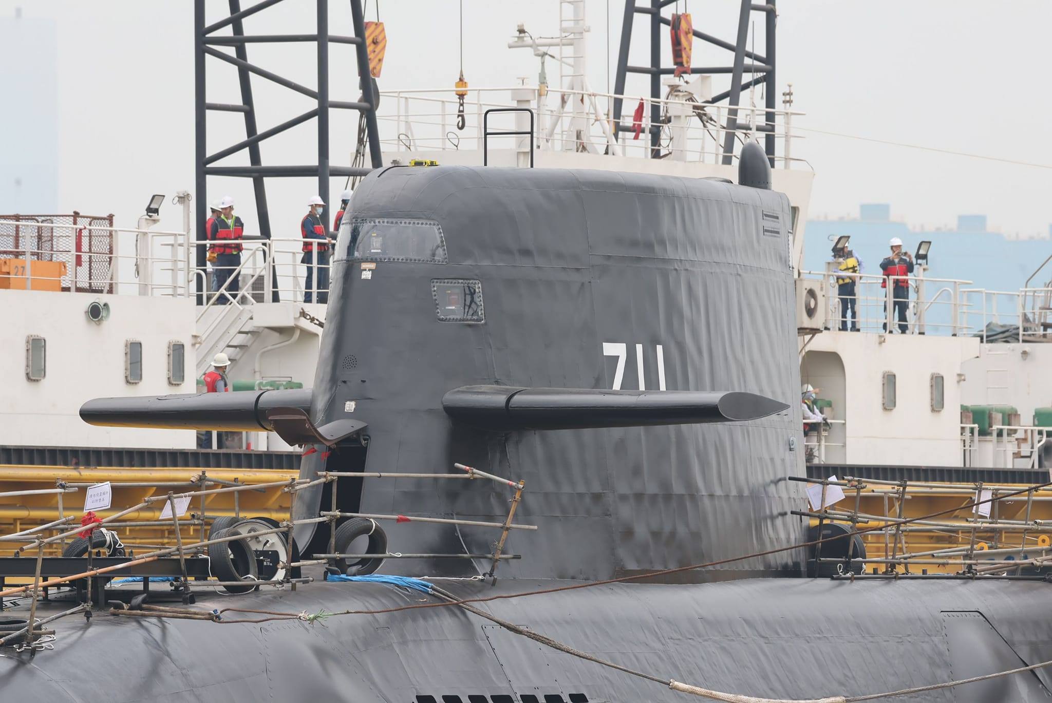台湾省自造潜艇下水,外表挺唬人,细看围壳就知道真实水平了