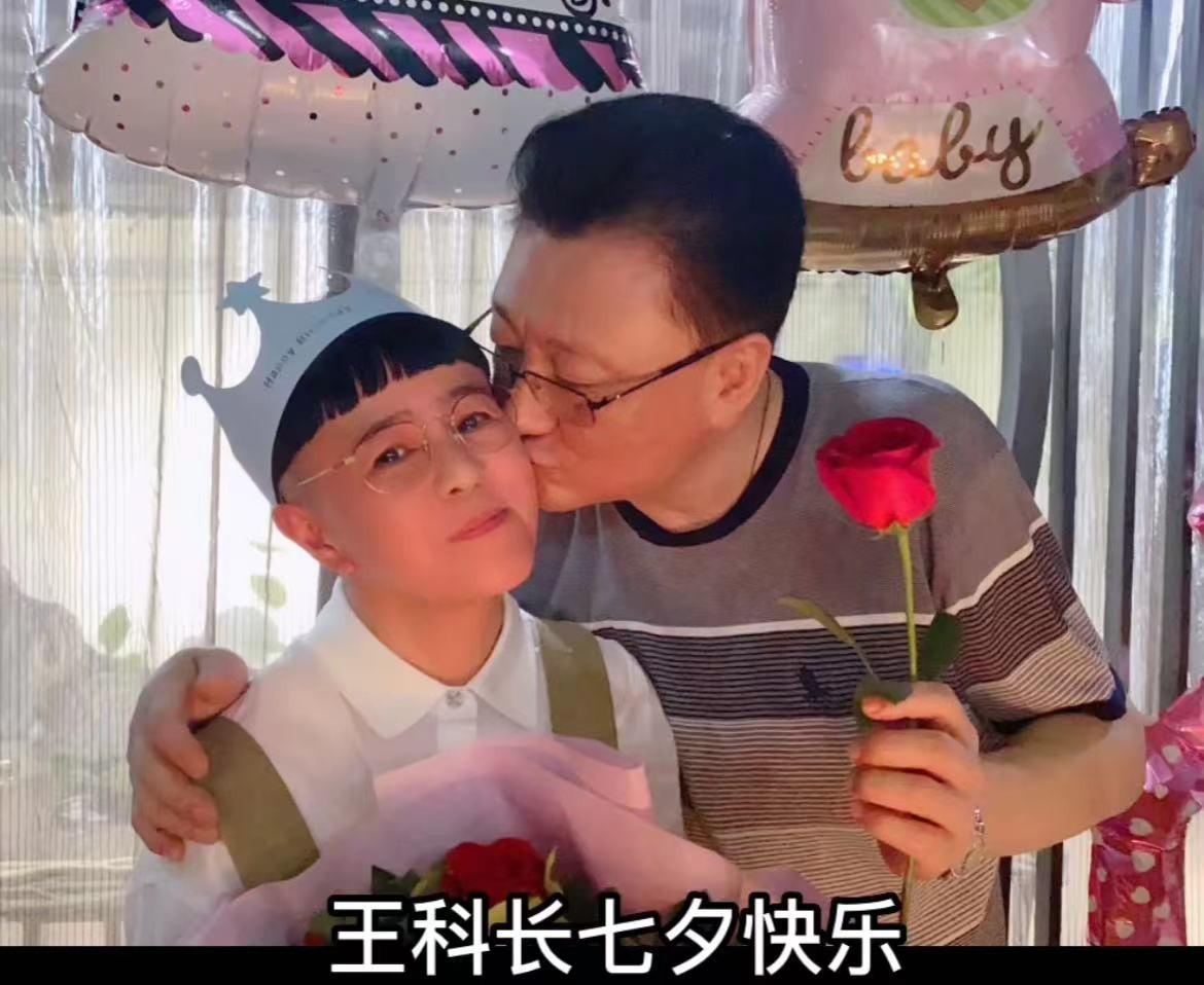 金龟子刘纯燕升级做外婆24岁女儿诞下男婴外表像姥爷王宁