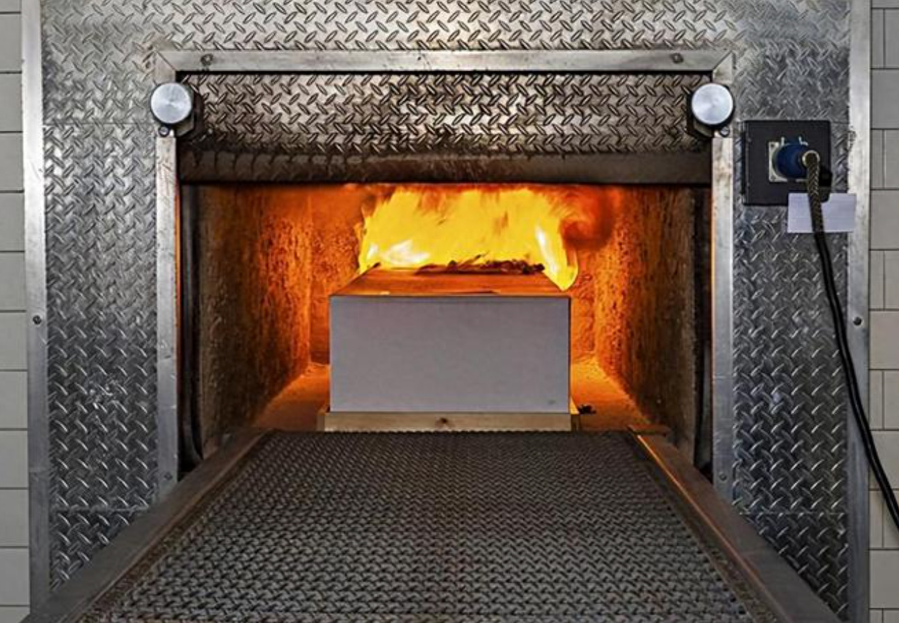 2005年,殡仪馆焚尸炉前准备火化的13岁男孩,突然右腿一动喊饿了