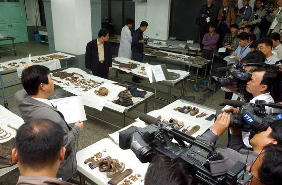 纪实韩国五名少年失踪11年后发现缠在一起的尸骨上压巨石