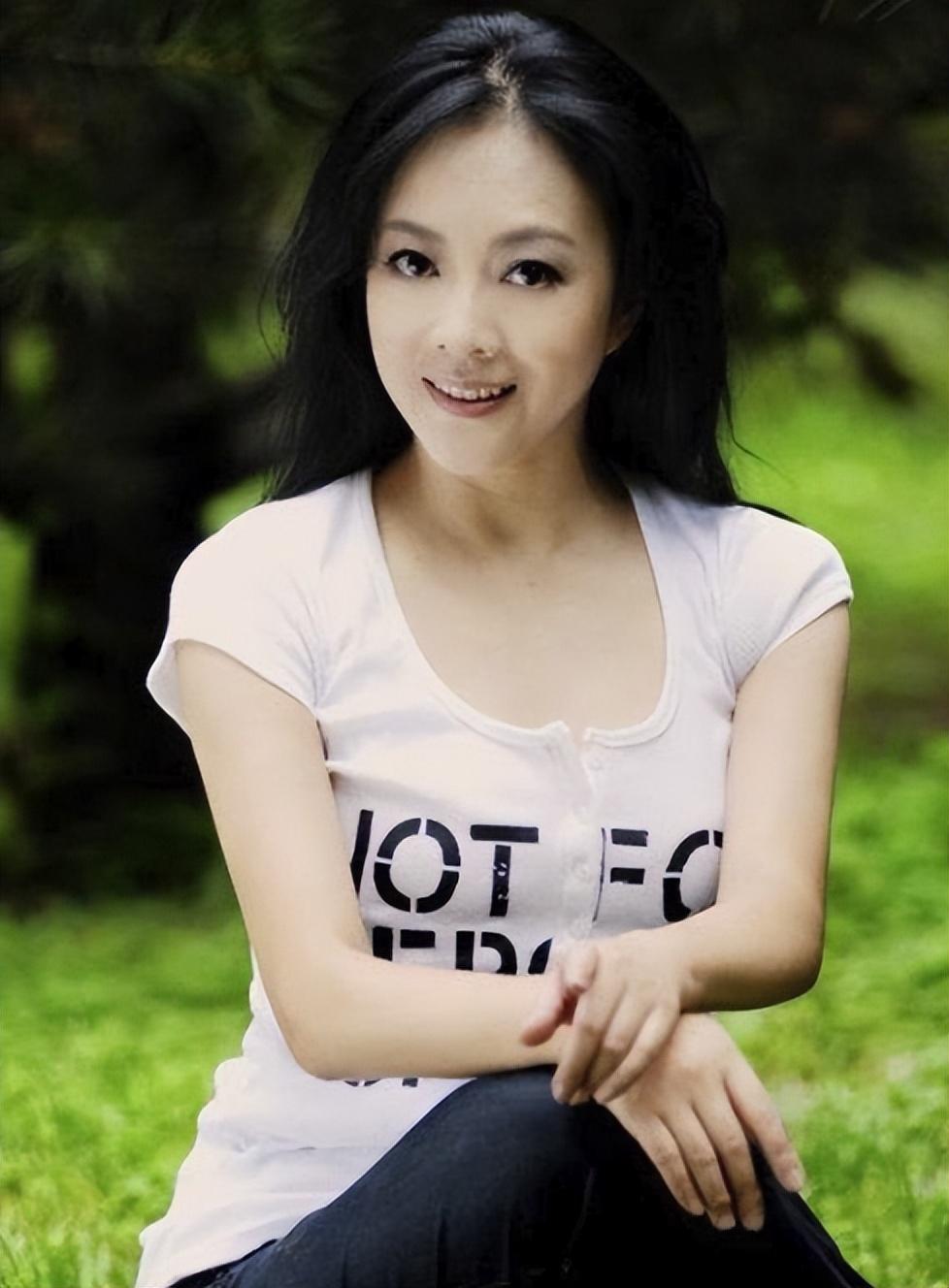 回顾梁丽被前夫伤透心后带着儿子改嫁普通人为逝世的前夫扶棺